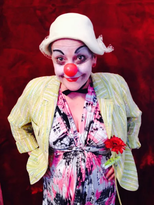 Clown au chapeau blanc