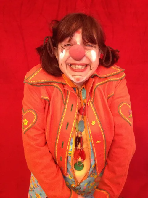 Clown souriant en veste orange