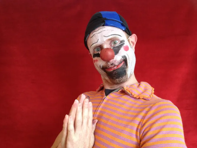 Stage clown gestalt